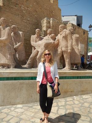 Jerneja Berk ob spomeniku tunizijske nacije , foto Brane Maselj